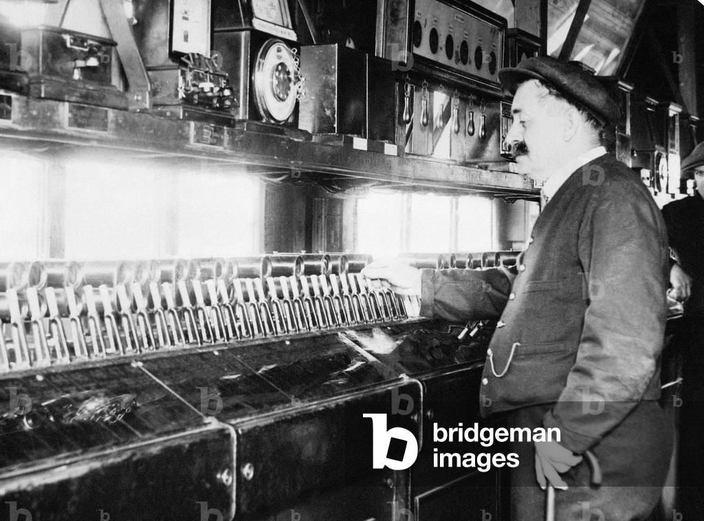 A signalman at work at Snow Hill railway station in Birmingham, June 1932 (b/w photo)