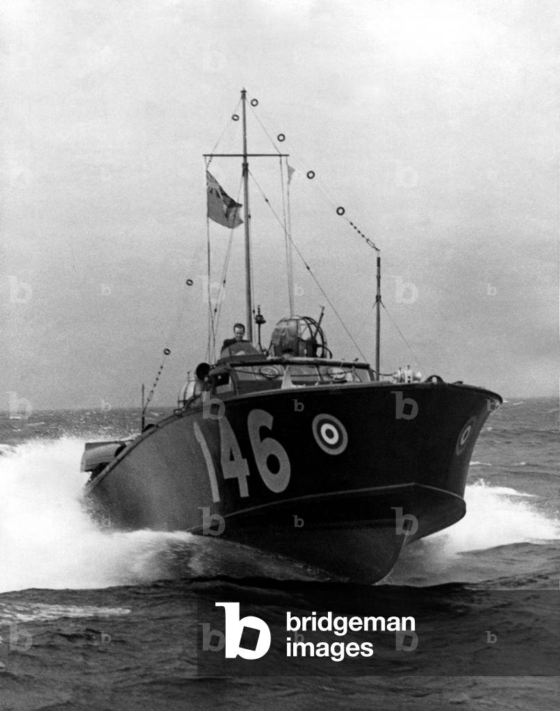 World War Two - Second World War - The remarkable efficiency of the Royal Air Force Air-Sea Rescue Service was demonstrated during a press visit to a station in the North East. The boat spots the airman in his dinghy and approaches at full speed. 17/08/1942 (b/w photo)