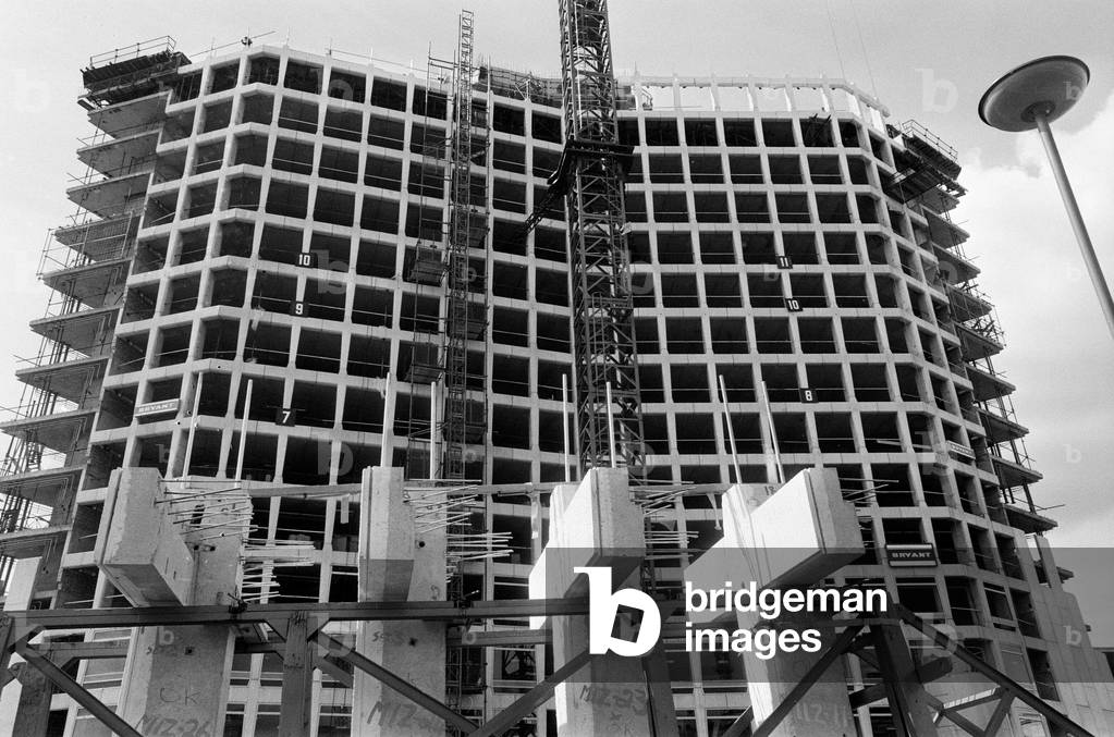 Construction of the new Alpha Tower tower block, headquarters of the commercial television company ATV, located at the Corner of Broad Street and Easy Row on Paradise Circus, central Birmingham. 27th August 1971 (b/w photo)