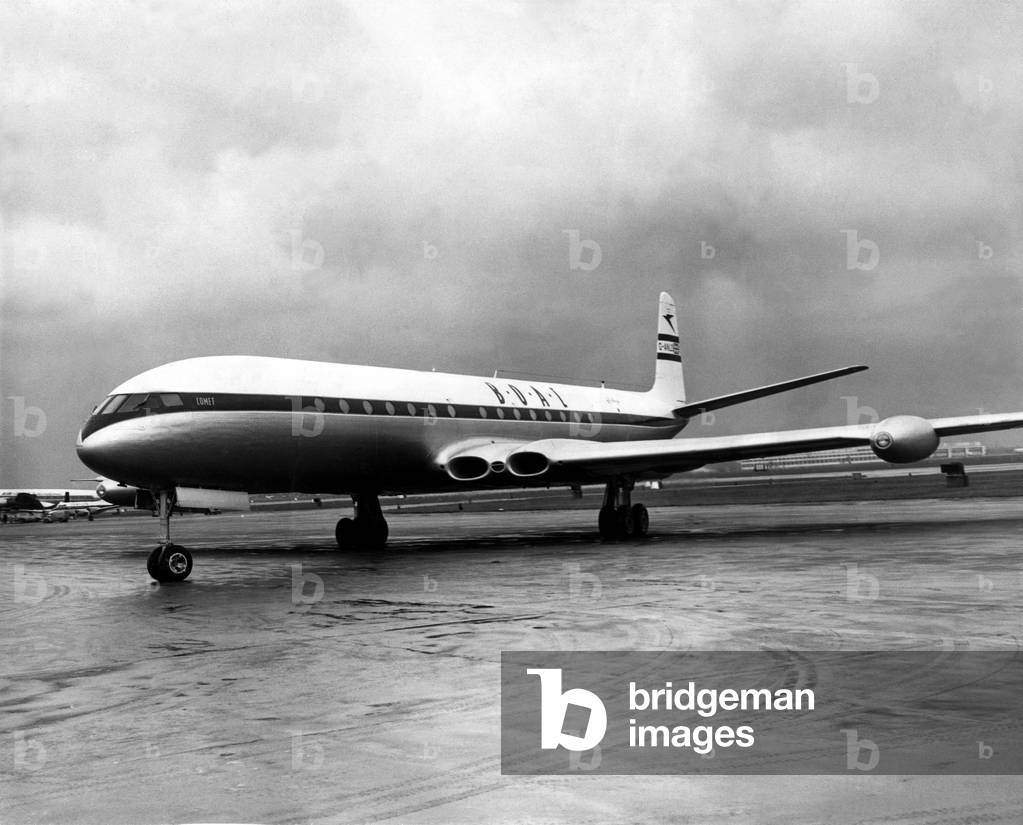 The De Havilland Comet 3 airliner of the B.O.A.C. airline, arrives at London Airport after completing a 30,000 mile globe circling flight piloted by De Havilland's chief test pilot John Cunningham and his assistant Peter Bugge. 28/12/1955 (b/w photo)