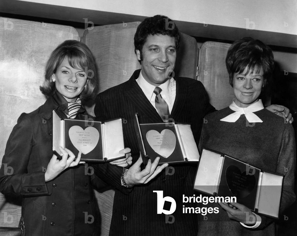 The variety Club of Great Britain, at the Savoy Hotel, London, presented Silver Heart Awards to Show Business Personalities for 1968. Jill Bennett, stage actress of 1968, Tom Jones, Show Business personality for 1968 and Maggie Smith, Film Actress of 1968, March 1969 (b/w photo)