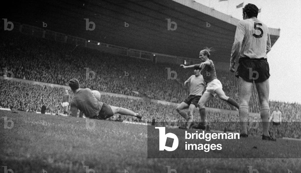 Manchester United's Bobby Charlton takes a shot at goal during the league match against SunderlandMay 1968 (photo)