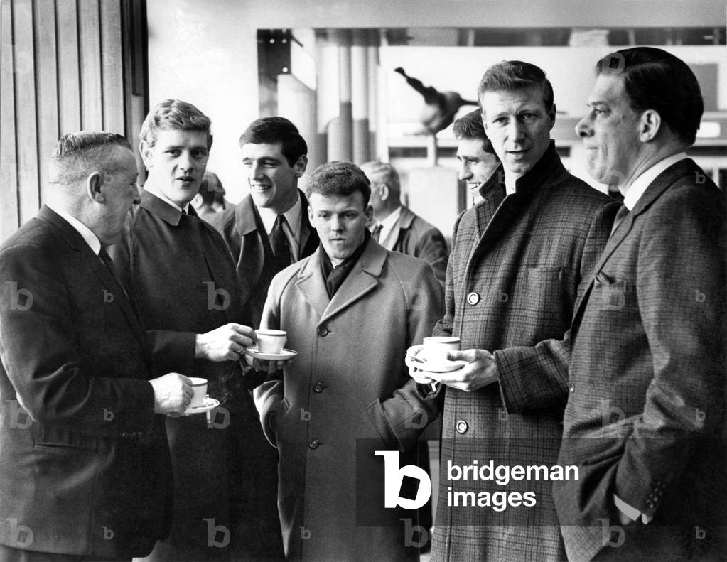 Leeds United F. C. fly from Ringway to Budapest. Leeds United chairman, Harry Reynolds, left, pictured with the Earl of Harewood, right, and members of the team, Sprake, Hunter, Bremner and Jackie Charlton, before they left Ringway March 1966 (photo)