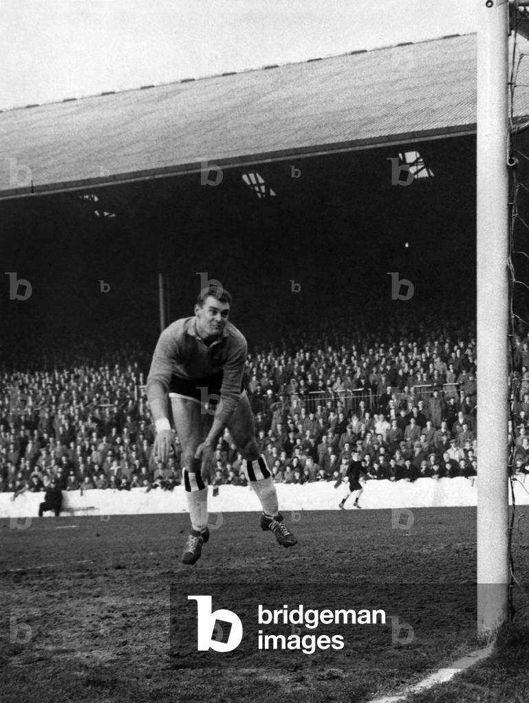 Burnley v. Newcastle (1). Burnley's Robson puts the ball into the back of the net in the early stages of the game and leaves Newcastle goalkeeper, Harvey, looking a little bewildered. February 1960 (photo)