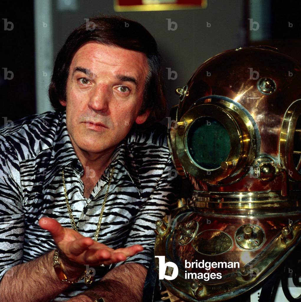 Alan Freeman with divers helmet August 1983 (photo)