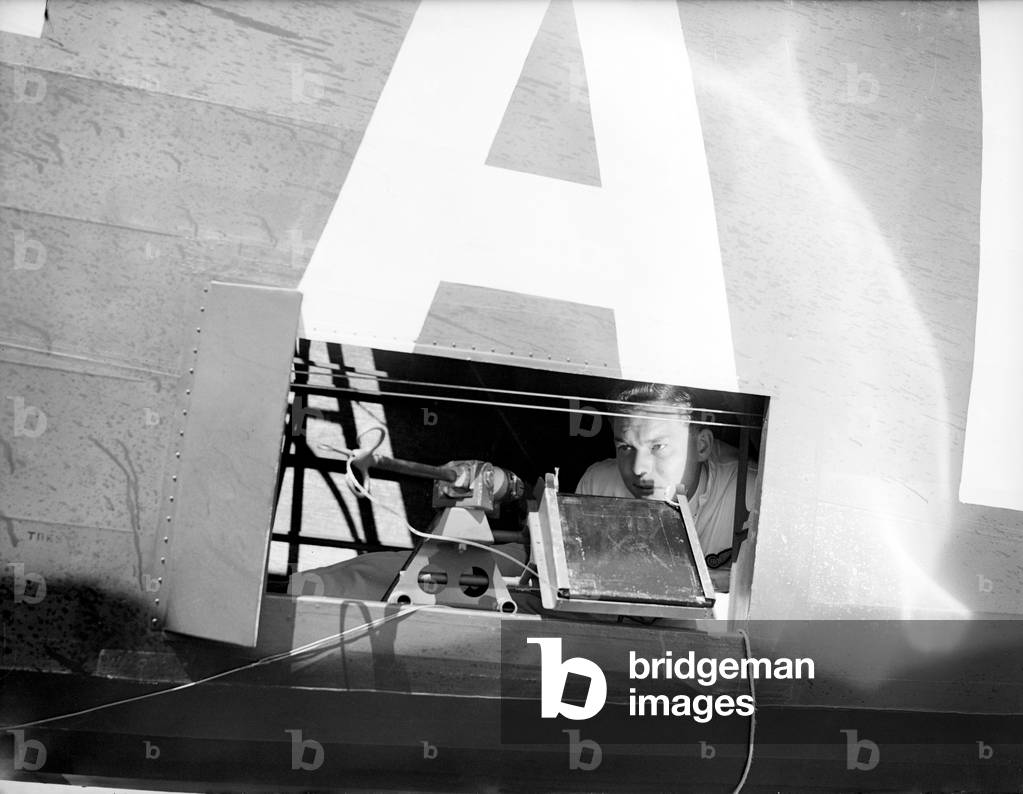 G-AFRL Handley Page H.P.54 Harrow of Flight Refuelling Ltd seen here about to fire a grappling line attached to the refuelling hose during a demonstration of in-flight refuelling, 28th July 1939 (b/w photo)
