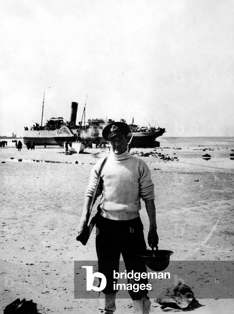 Bataille de Dunkerque 1940 World War Two - Second World War - A naval officer on the beach at Dunkirk prior to evacuation. Circa: June 1940 (b/w photo)