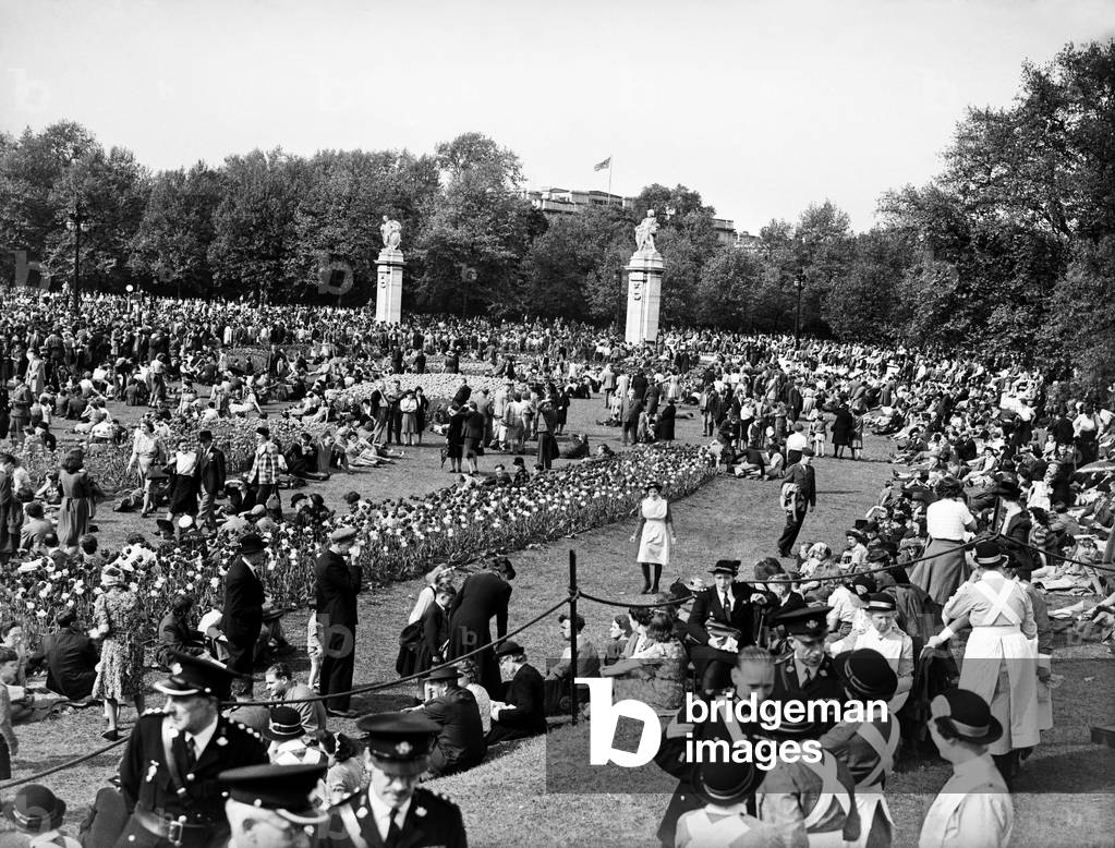 VE Day celebrations in London at the end of the Second World War. Some of the huge crowd gathered near Canada Gate at Green Park near Buckingham Palace for the celebrations., 8th May 1945 (b/w photo)