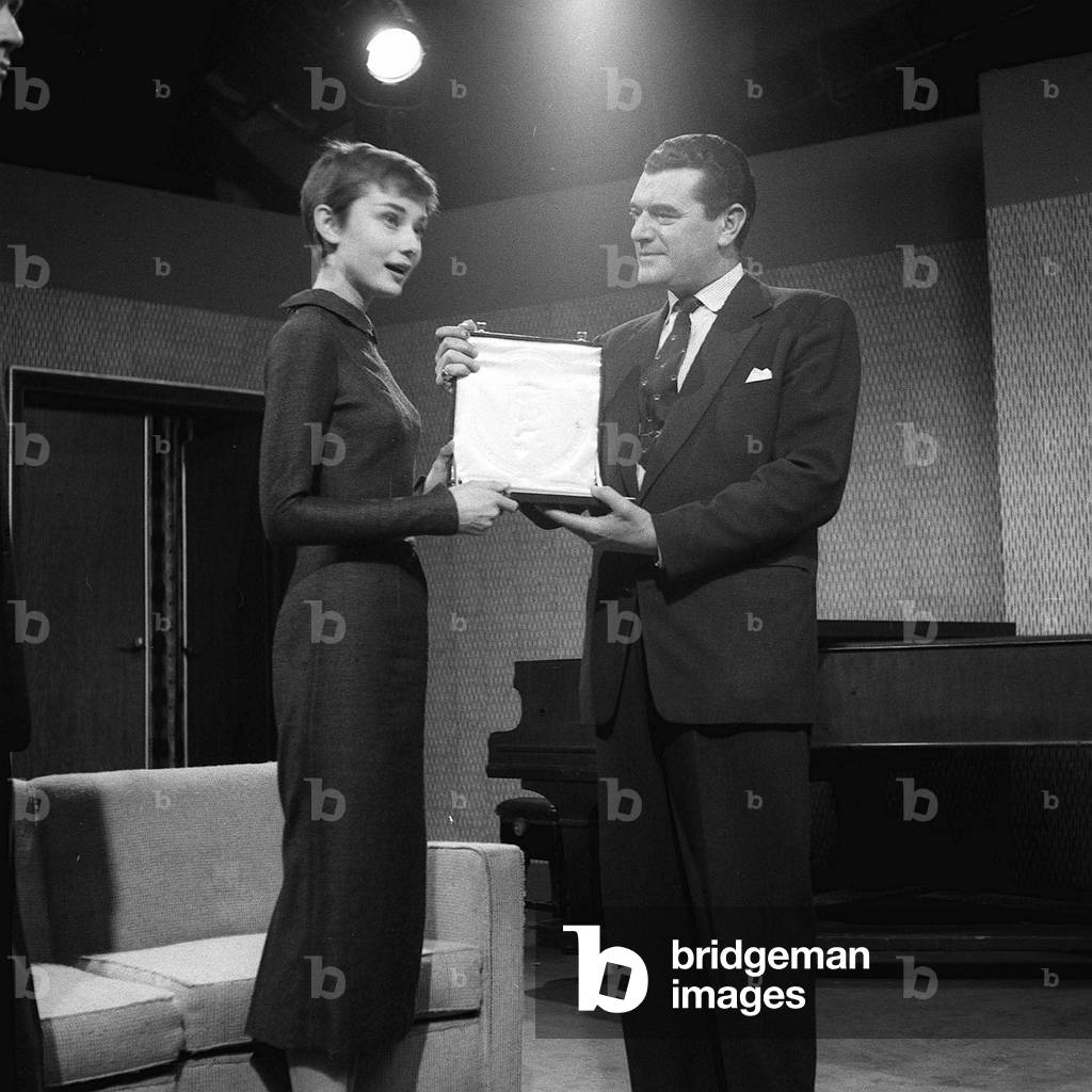 Audrey Hepburn and jack Hawkins. January 1955 (b/w photo)