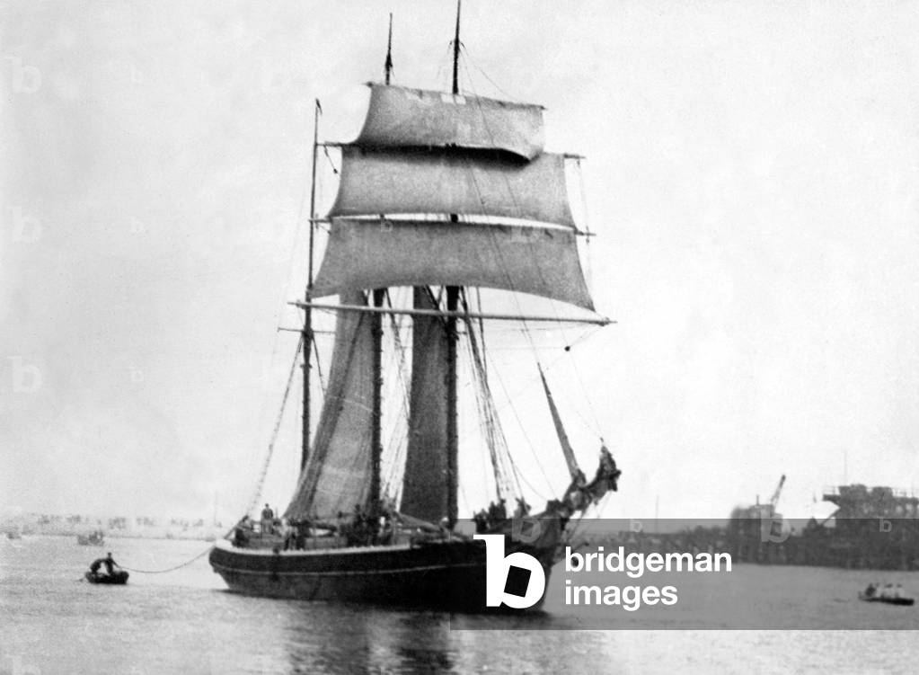 The Danish schooner sailing ship Vera entering the River Tyne, c. 1930