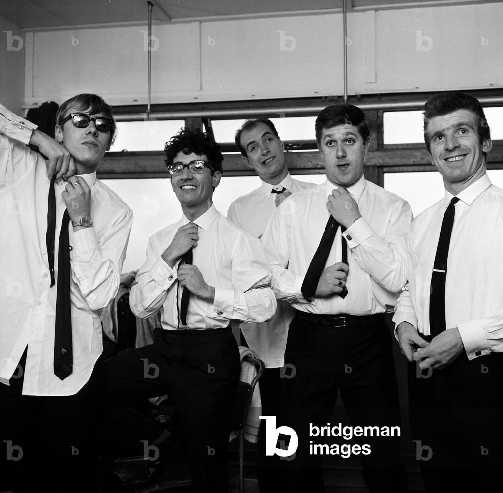 Manchester pop group Freddie and the Dreamers backstage at the Britannia Theatre on Britannia Pier in Great Yarmouth, Norfolk. The group consists of singer Freddie Garrity with band members Roy Crewdson, Pete Birrell, Derek Quinn and Bernie Dwyer. 8th September 1963 (b/w photo)