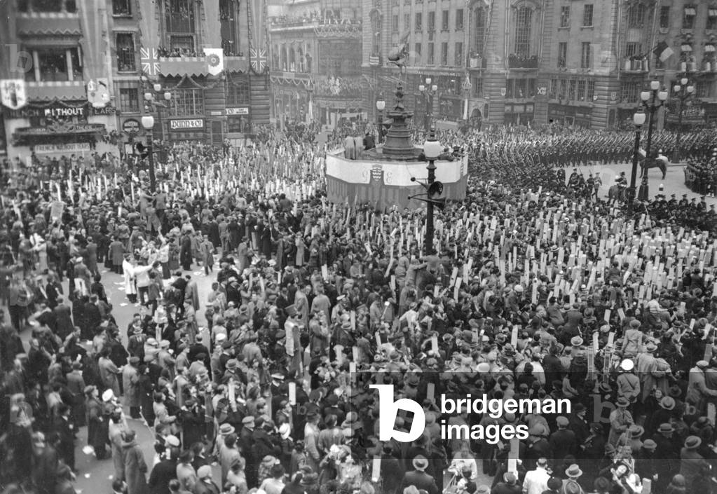 Coronation of King George VI. Part of the huge crowd gathered in Piccadilly Circus with their periscopes as the procession passes by. 12th May 1937 (b/w photo)