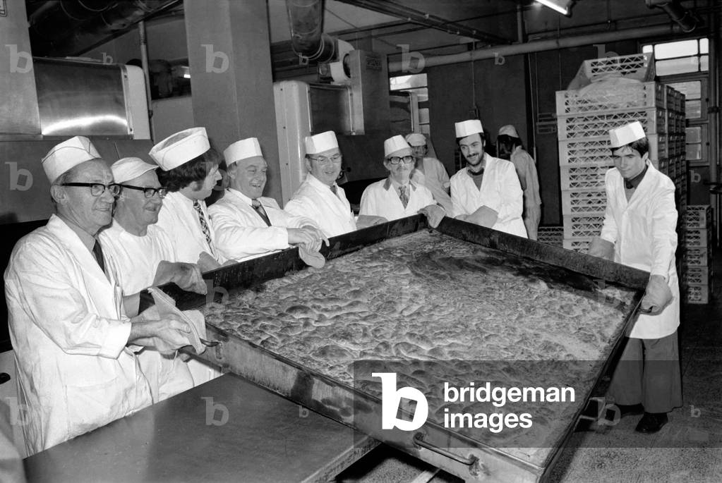 Giant/Unusual/Food. Yorkshire pudding king size, January 1975