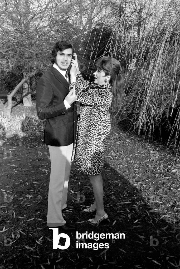 Singer Engelbert Humperdinck plays host to special guest Italian actress Gina Lollobrigida. 
And together they drink a champagne toast to a successful partnership.
 January 1970