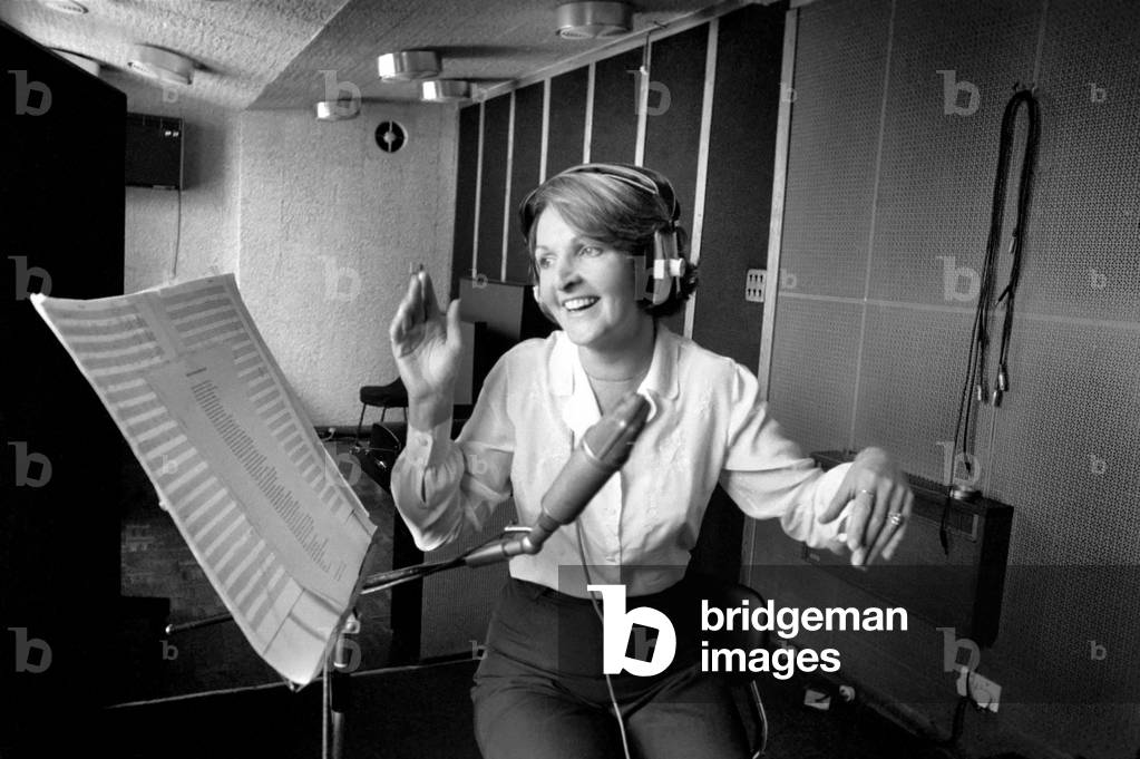 Actress Penelope Keith makes a record about a Dachsund dog, June 1980 (b/w photo)