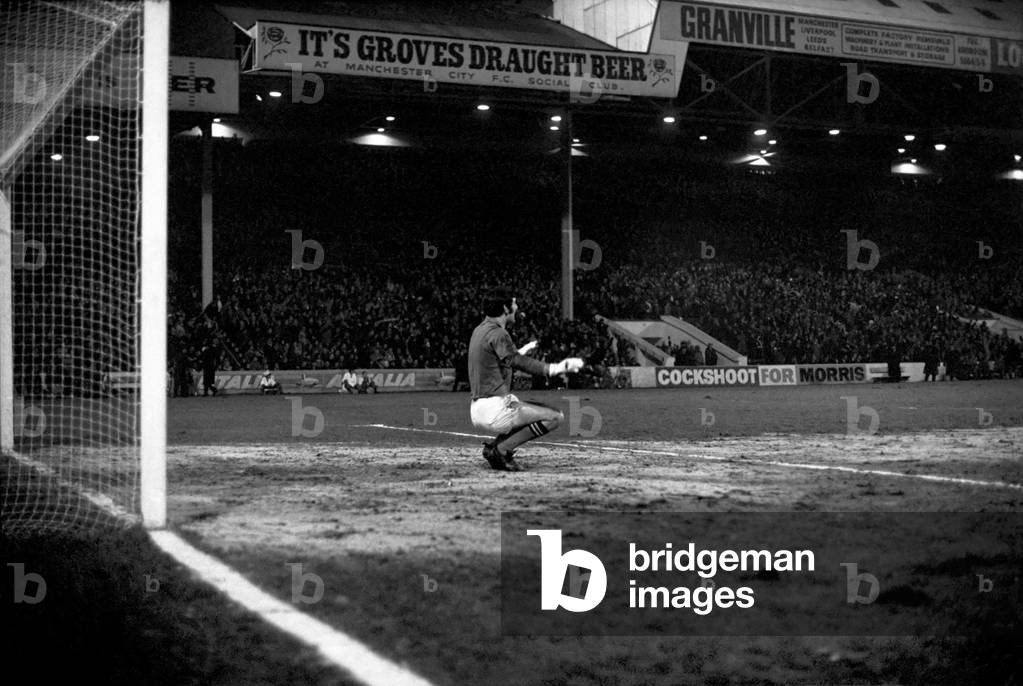 Sport. Football, League Cup Semi Final 1st leg Manchester City 2 v. Manchester United. Action from the match. December 1969 (photo)