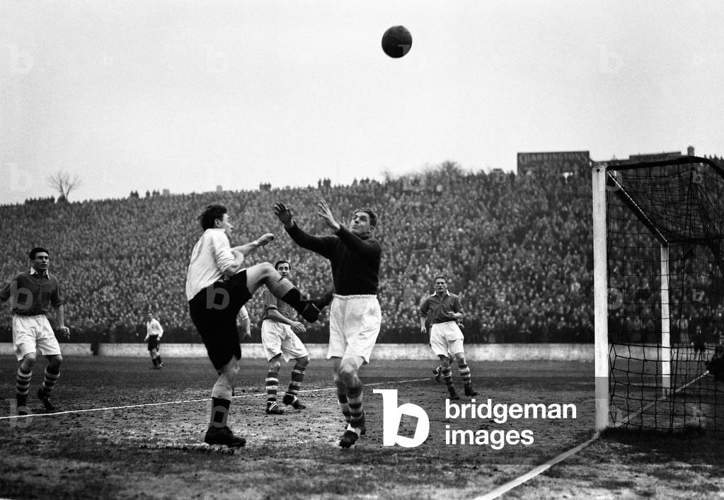 English League Division One match at The Valley. Charlton Athletic 2 v Fulham 1. Charlton goalkeeper Sam Bartram watches a looping header go over the bar. 31st December 1949 (photo)