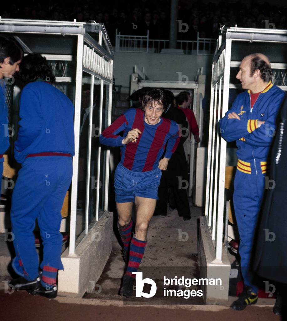Barcelona footballer Johan Cruyff enters the pitch before his side's match against Arsenal in the George Armstrong testimonial match at HighburyMarch 1974 (photo)