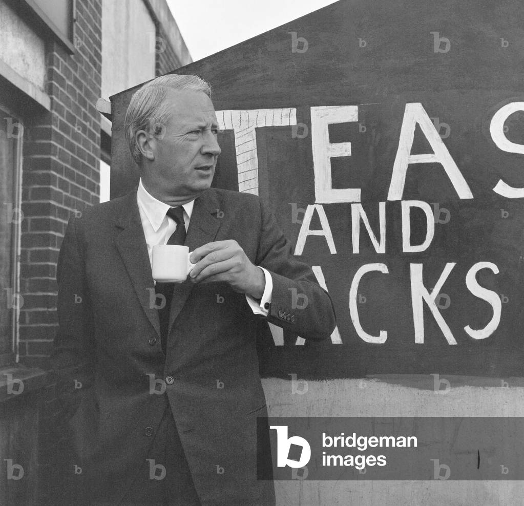 Hither Green train crash. On Sunday 5 November 1967 the 19:43 Hastings to Charing Cross service, consisting of twelve coaches derailed at 21:16 shortly before the St Mildred's Road railway bridge, near Hither Green maintenance depot., 1967 (b/w photo)