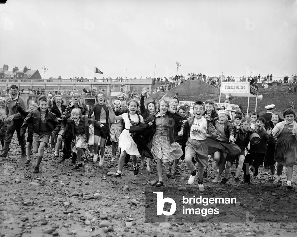 Daily Mirror Treasure Hunt at Whitley Bay, North Tyneside. Crowds of children on the beach during the event, 28th July 1960 (b/w photo)