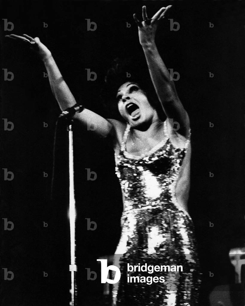 Singer Shirley Bassey performing. 29/04/1971