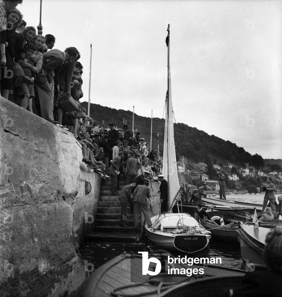 Smith brothers arrive at Dartmouth in man-made Yacht. August 1949 O19800