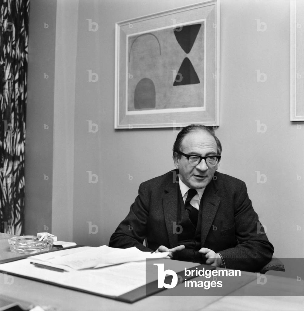 Politics. Fred Mulley Minister of Transport outlined his plans for a Christmas safety drive to Sunday Mirror motoring correspondent Roy Spicer this afternoon. Amongst the literature was a large poster and a driving manual which Mr. Mulley suggested (the manual) would be an ideal Christmas present for every driver. December 1969