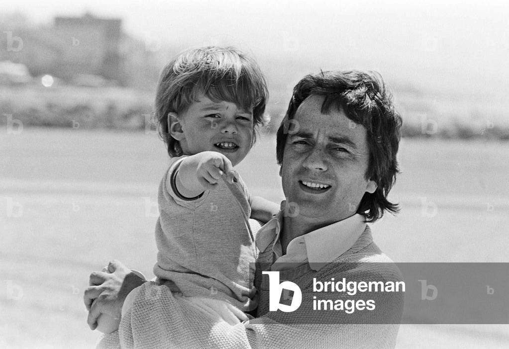 Dudley Moore, Aug 1978 actor comedian and pianist with his two and a half year old son Patrick
