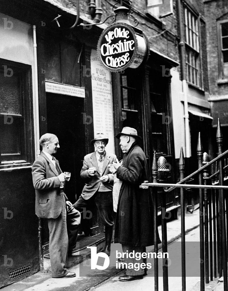 The Olde Cheshire Cheese pub Wine Office Court, 145 Fleet Street, City of London, London EC4A 2BU seen here in the 1930s (b/w photo)