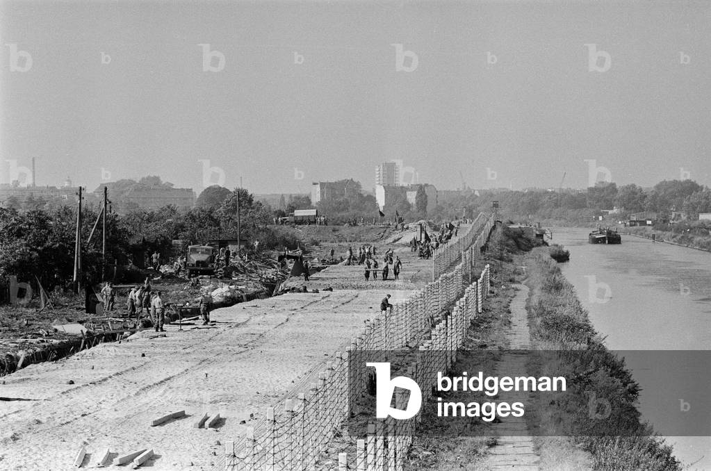 The Berlin Wall with soldiers patrolling, October 1961 (b/w photo)