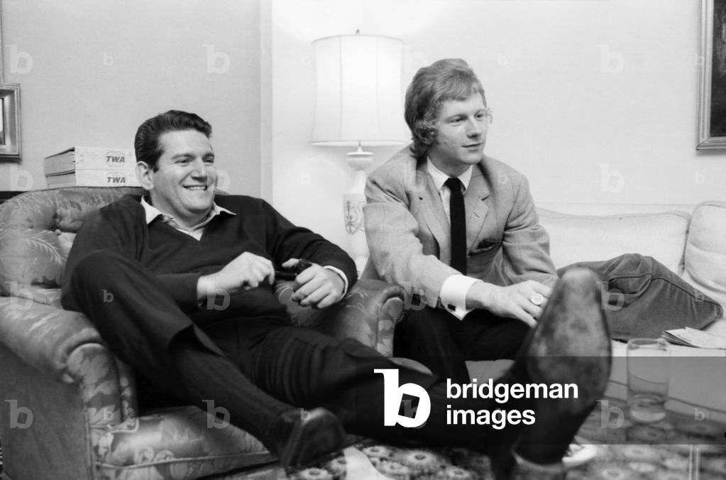 Allen Klein (left) and Andrew Loog Oldham meeting in London's Hilton Hotel discussing Klein's involvement in the management of the Rolling Stones om 24 August 1965/ Later the band joined them to discuss their affairs.