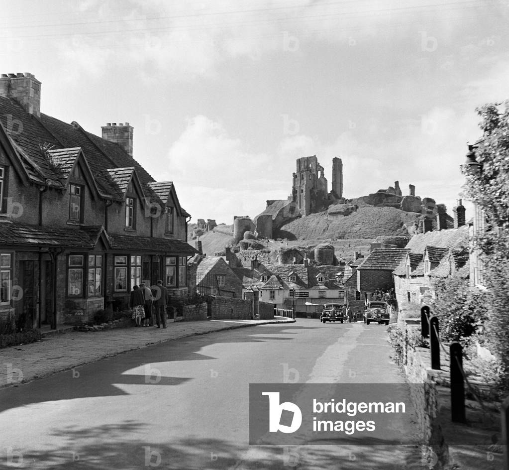 Corfe Castle village, Dorset. Circa 1952 (b/w photo)
