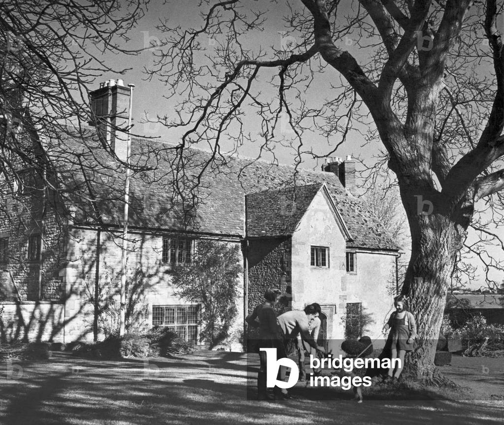 Sulgrave Northamptonshire: An attractive aspect of Sulgrave Manor, ancestral home go General George Washinton, restored and taken into the Sulgrave Manor Trust after the first world war.
Circa 1930