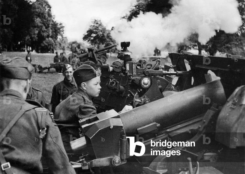 Boy cadets aged 14-17 years old learning the craft of modern soldiering. OPS Devon cadets firing 25 pounder guns, 18th August 1942 (b/w photo)