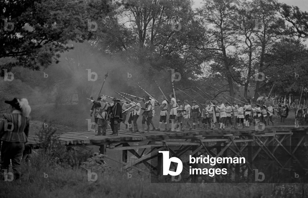 The Sealed Knot Society organised an encounter between Cavaliers and Roundheads at the bridgehead over the river in the early stages of the siege of Warwick Castle which took place at dusk, 29th May 1971
