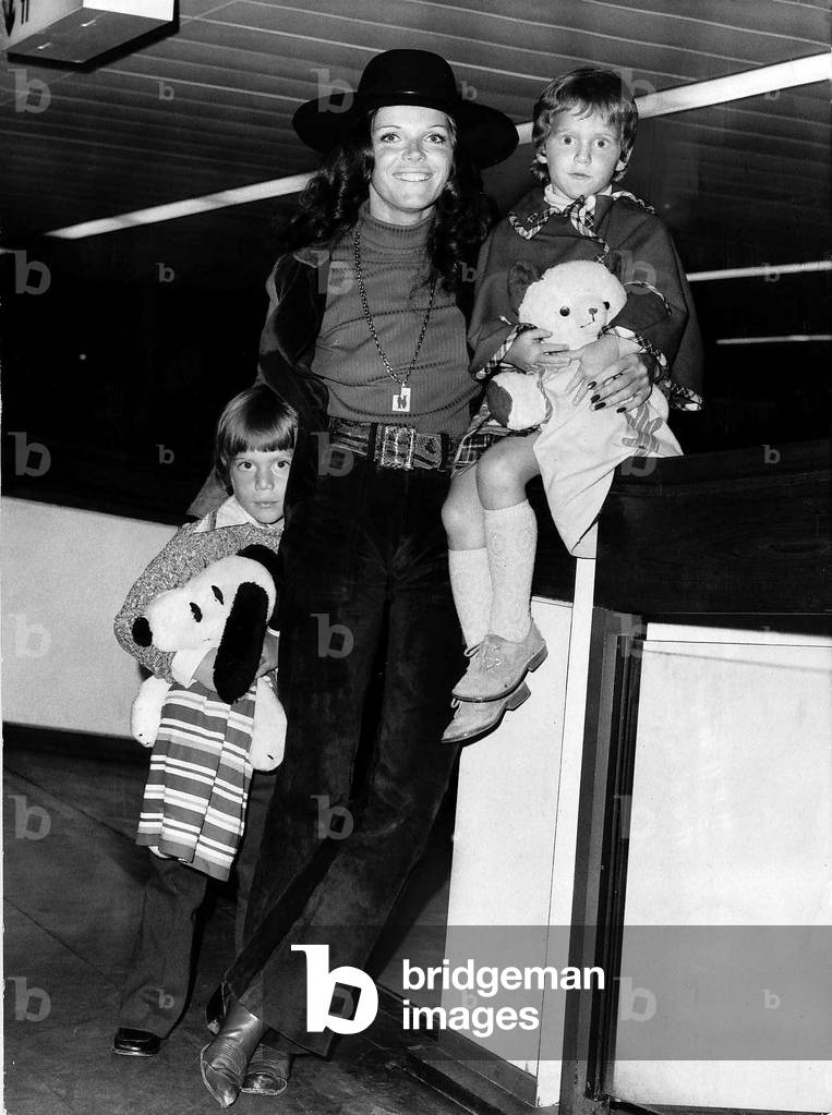 Samantha Eggar with her children, 15th October 1971 (b/w photo)