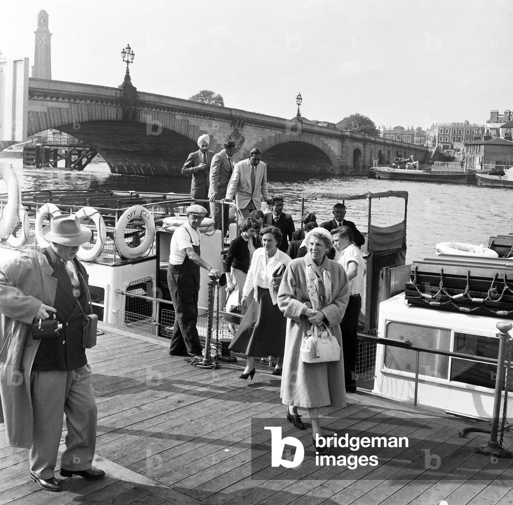 People enjoy a day out in Kew, London. August 1954 (b/w photo)