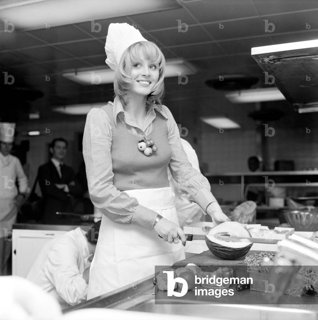 Miss World, 1972: Belinda Green: 20 year old Belinda Green, a blonde haired, blue eyed, model from Australia, won the Miss World Contest. Belinda's favourite hobby is cooking. Belinda in the kitchens of the Britannia Hotel, where she is staying, making herself something to eat this morning, December 1972 (b/w photo)