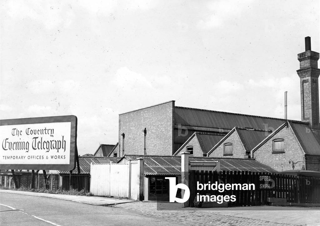 The Coventry Telegraph temporary offices and works building in Quinton Road, Cheylesmore, Coventry. On July 1st 1946 the Mayor, Councillor J.C.Lee Gordon, started the presses for the first time. The previous building in Hertfort Street was demolished after the blitz damage.
c.1946