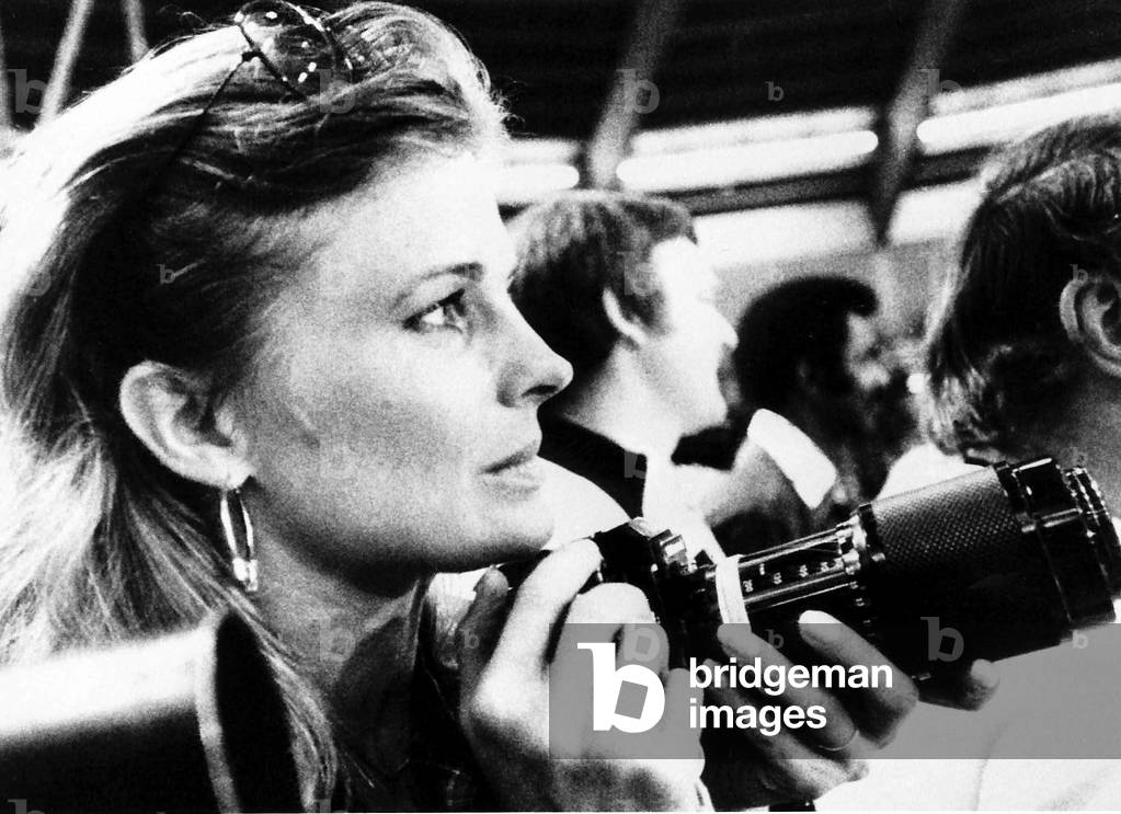 Candice Bergen actress cameragirl - May 1976
photographing Muhammad Ali in training