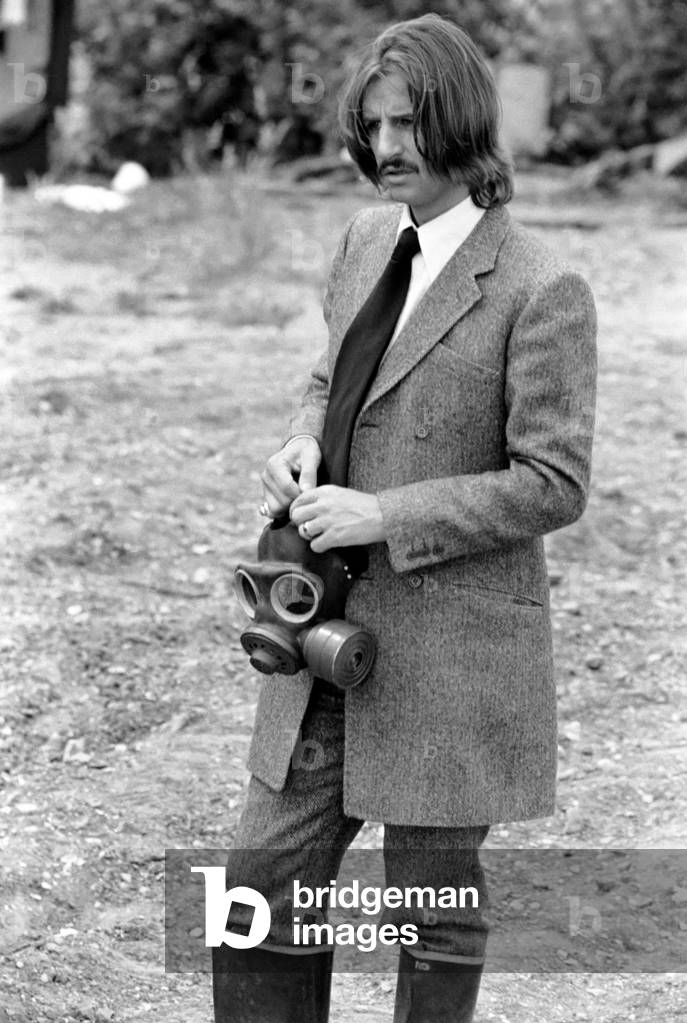 Peter Sellers Filming: Ringo Starr with gas mask on calling the people to come for their free money, June 1969