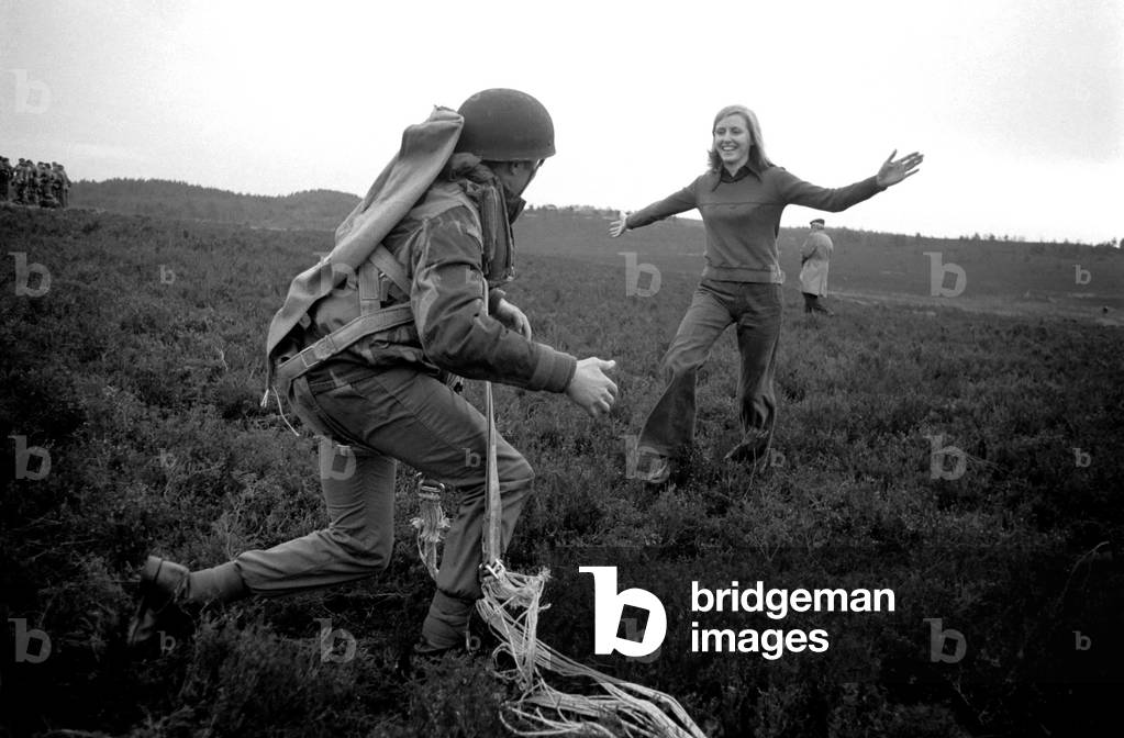 9th Independent Parachute Squadron with wife after drop, February 1975