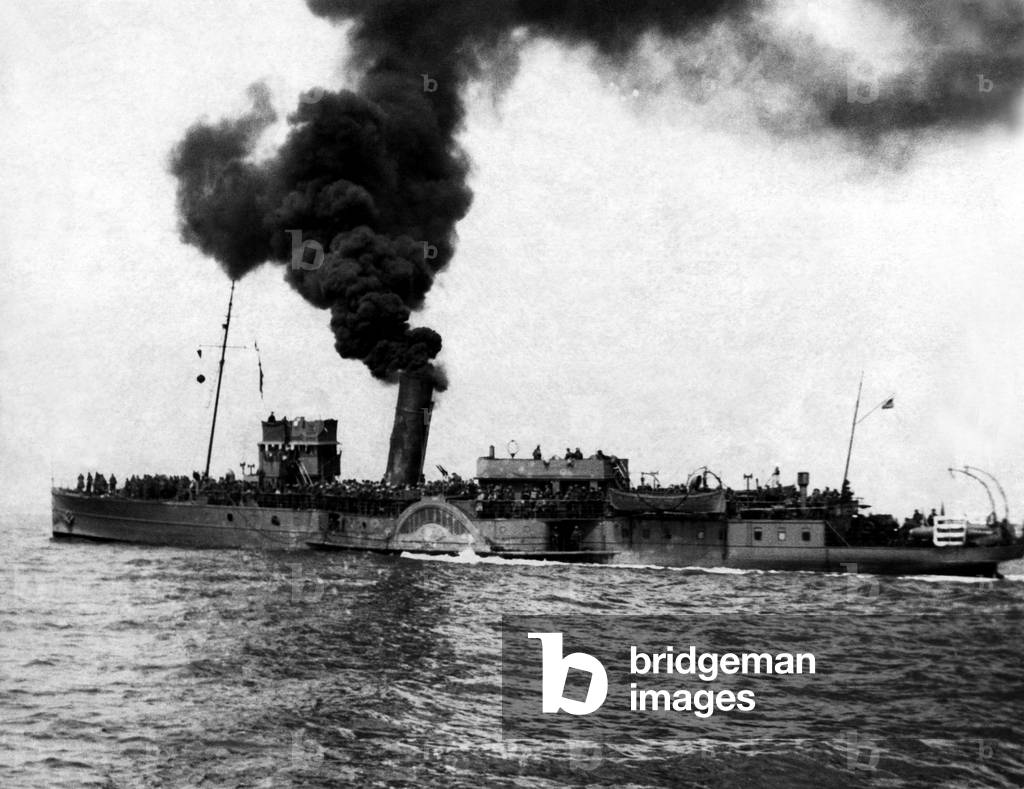 Bataille de Dunkerque 1940 World War Two - Second World War - An old paddle steamer, one of the many ships of all shapes and sizes that helped in the evacuation of the BEF from the beaches at Dunkirk. Circa: June 1940 (b/w photo)