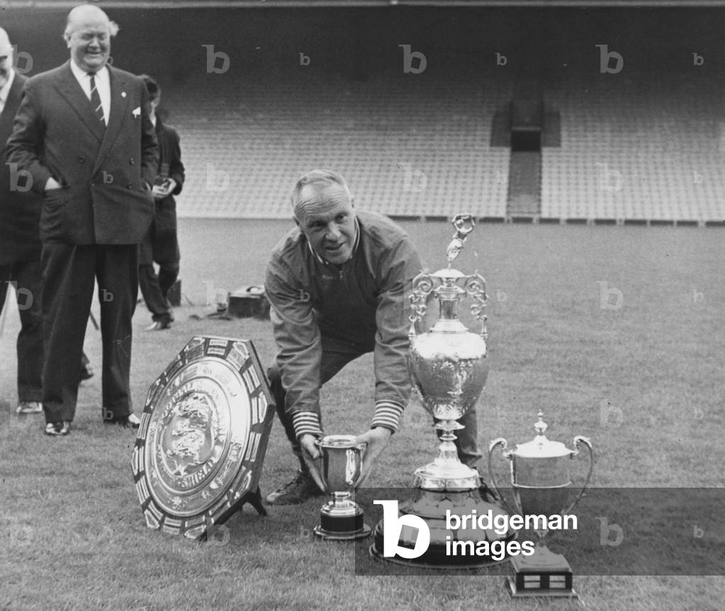 Liverpool manager Bill Shankly looking for the missing cup, the FA Cup August 1966 (photo)