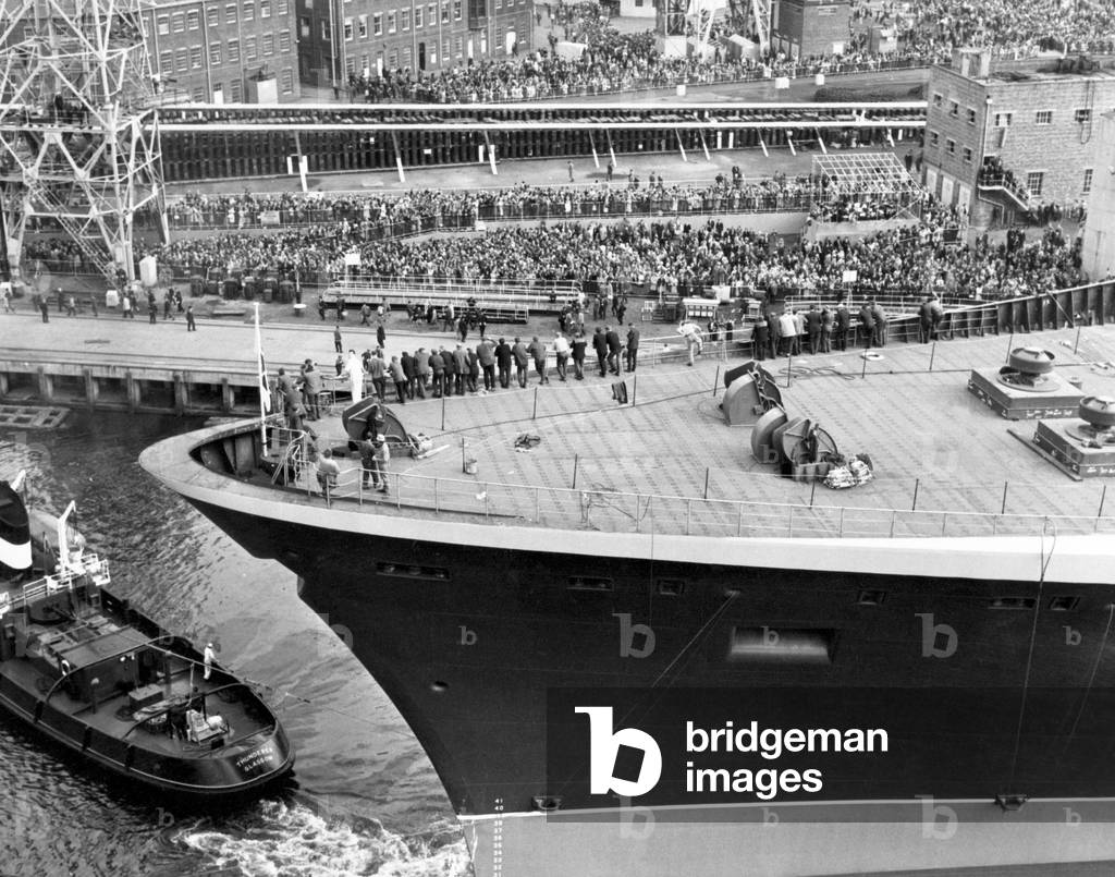 Queen Elizabeth 2, ocean liner, built for the Cunard Line which was operated by Cunard as both a transatlantic liner and a cruise ship from 1969 to 2008. Pictured, the QE2 noses into the fitting out basin watched by crowds on the dockside on the day of her launch. 20th September 1967 (b/w photo)