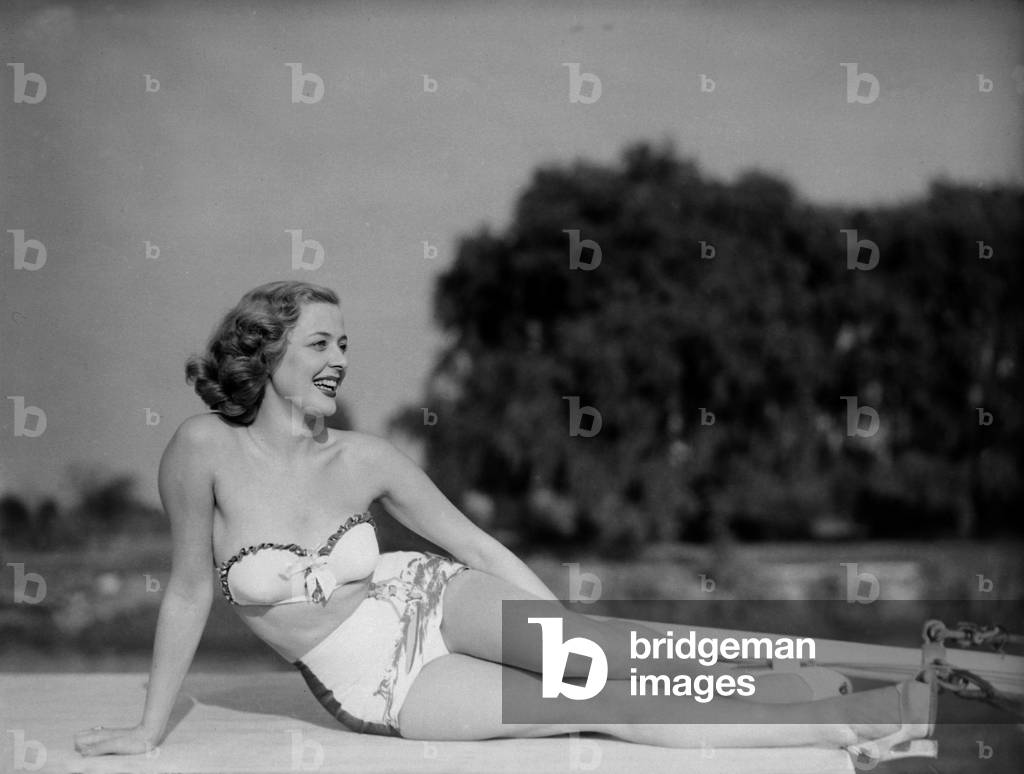 Film Star Pamela Deeming on river Thames at Twickenham.
1949
020704/11