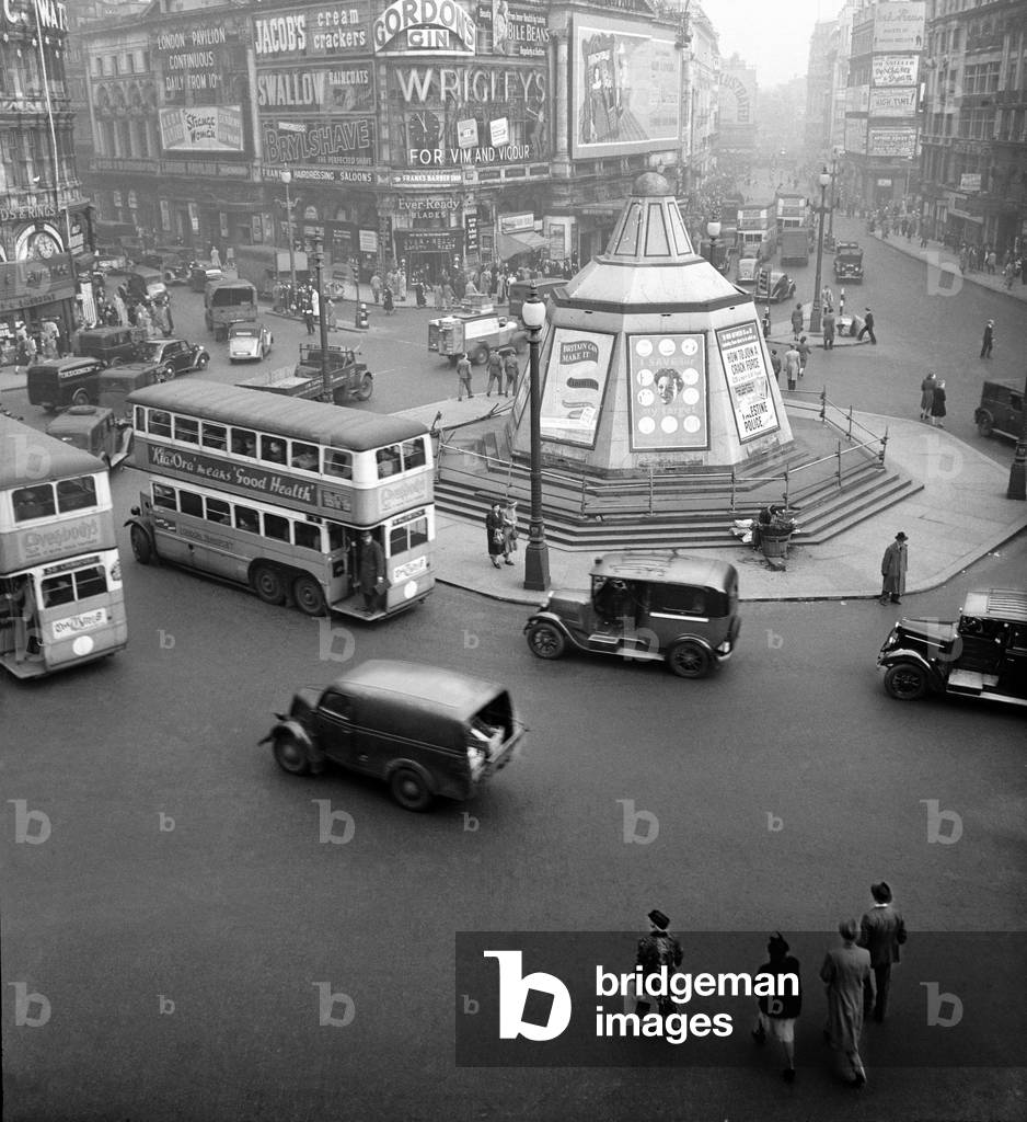Piccadilly Circus 1946 (b/w photo)