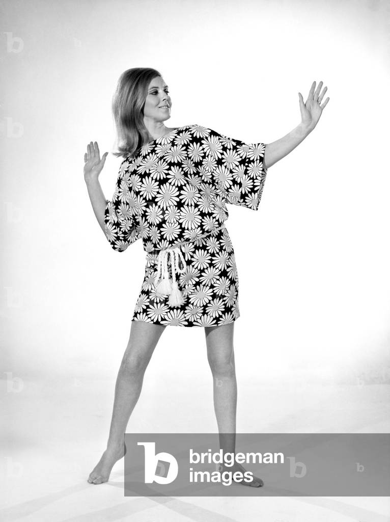 Clothing: Fashion: Beachwear: Maureen Weaver modelling beach dress. 1965 (b/w photo)