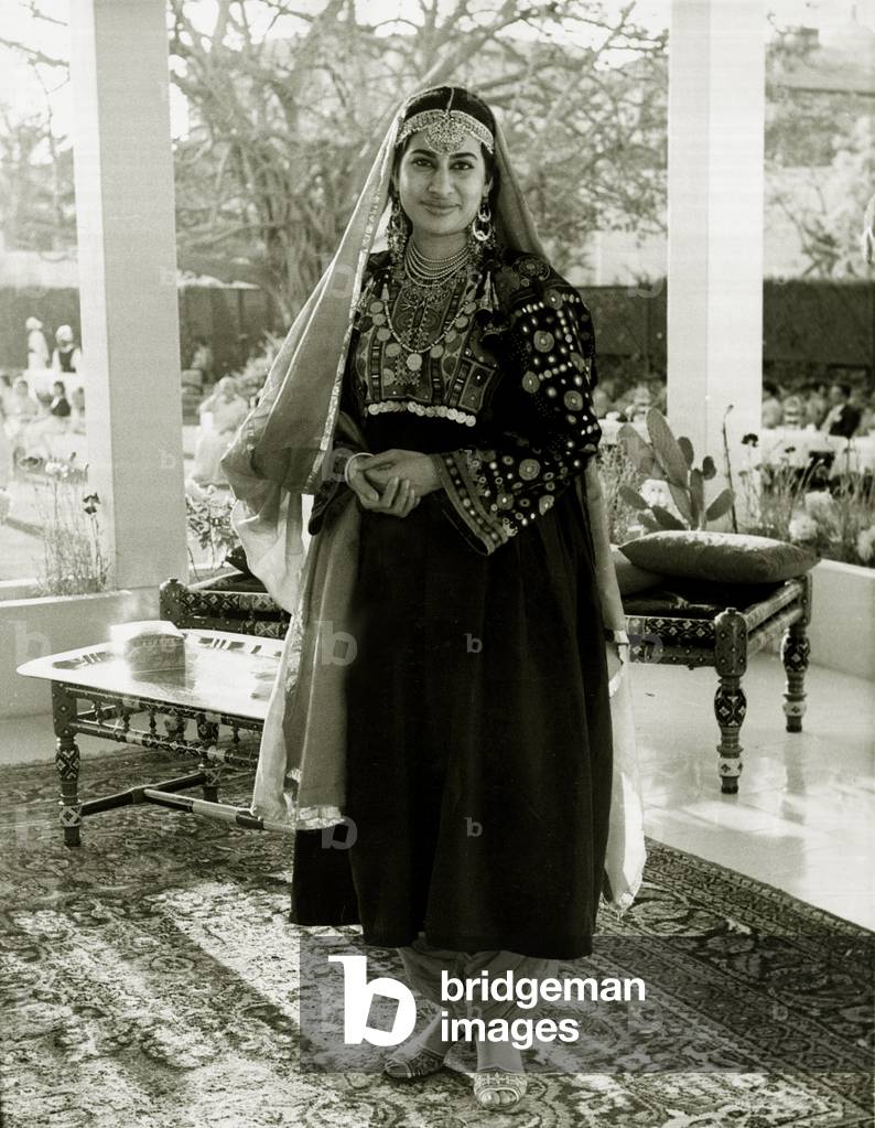 Pakistani costume shown to the Queen, February 1961