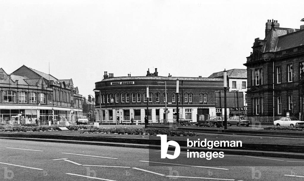 Victoria Square, Widnes, with the Town Hall on the right. 8th October 1975 (b/w photo)